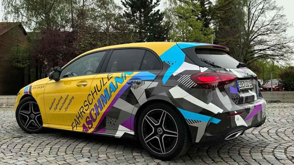 Жёлтый учебный автомобиль Fahrschule Aschmann