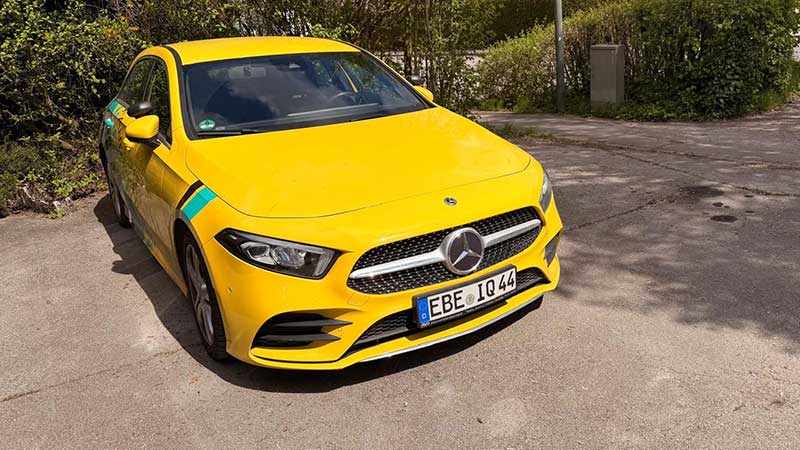 Sarı Mercedes A-Serisi manuel sürücü kursu aracı.