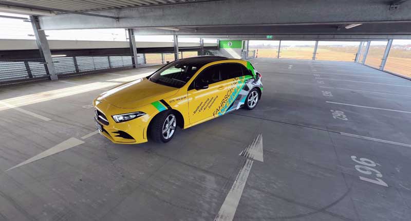 Modernes gelbes Fahrschulfahrzeug von Fahrschule Aschmann