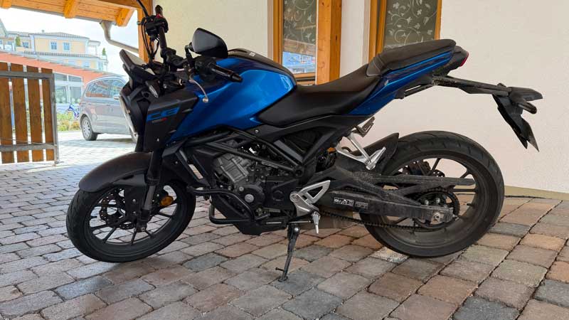Blaues Motorrad Fahrschulfahrzeug