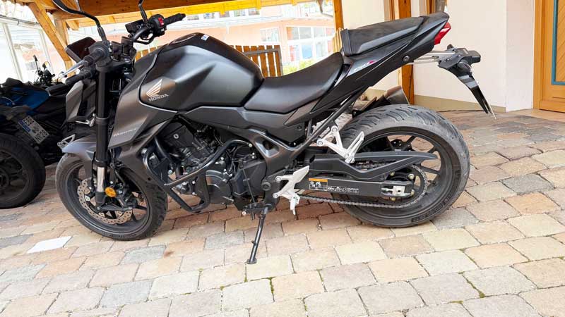 Schwarzes Motorrad Fahrschulfahrzeug