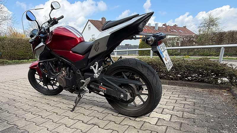 Rotes Motorrad Fahrschulfahrzeug